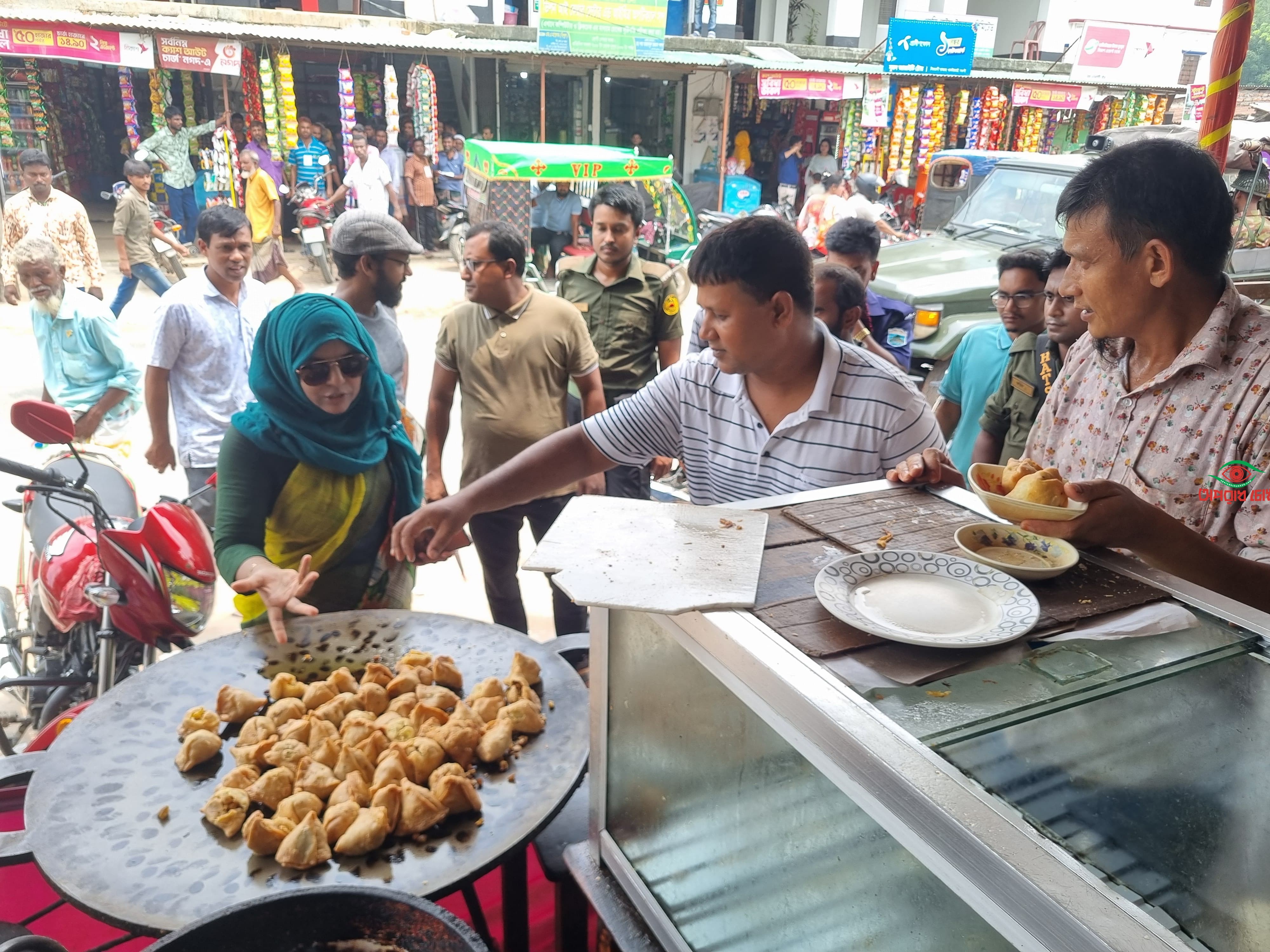 ধামইরহাটে রেস্তোরাঁয় নোংরা পরিবেশ ও বাসি খাবার রাখায় ইউএনওর জরিমানা