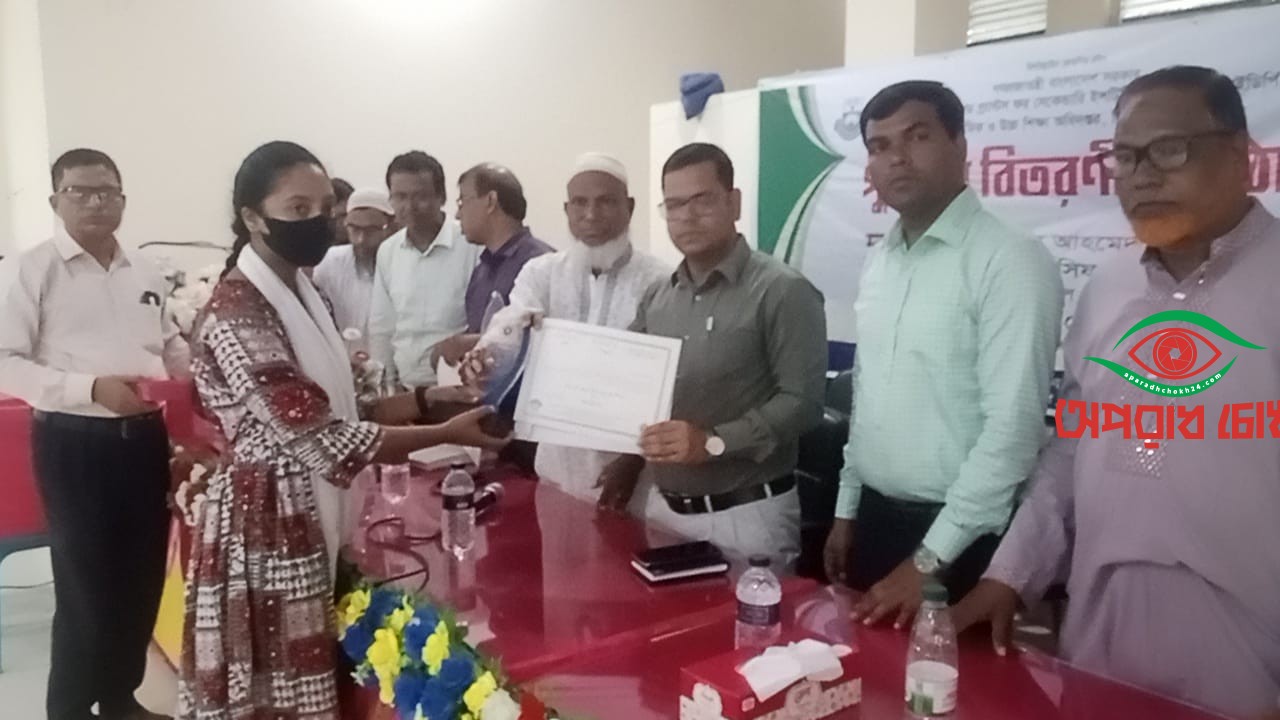 সাপাহারে মেধাবী শিক্ষার্থীদোর মাঝে পুরস্কার বিতরণ