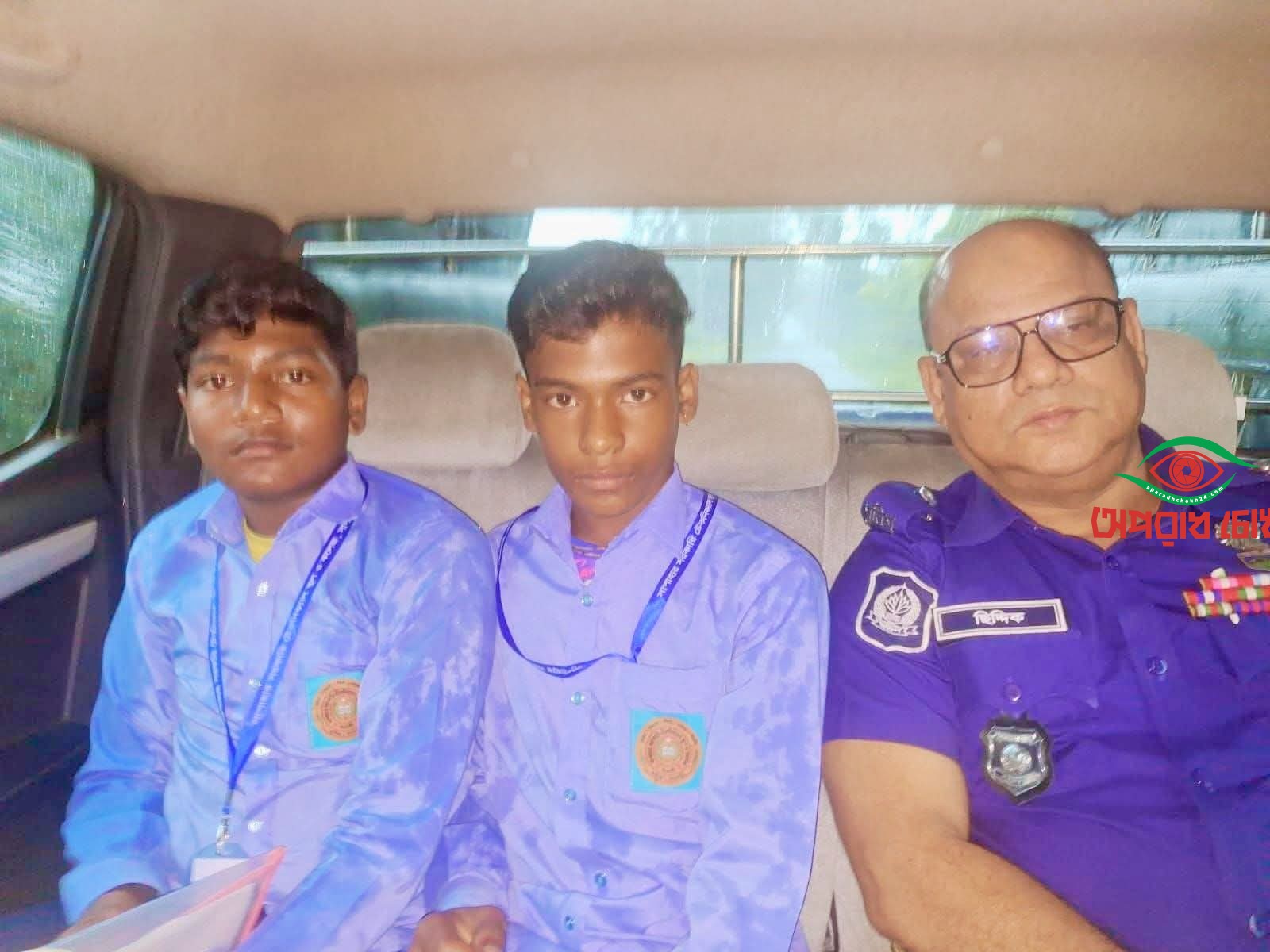 বৃষ্টিভেজা শিক্ষার্থীকে পরীক্ষা হলে পৌঁছে দিল পোরশা থানা পুলিশ