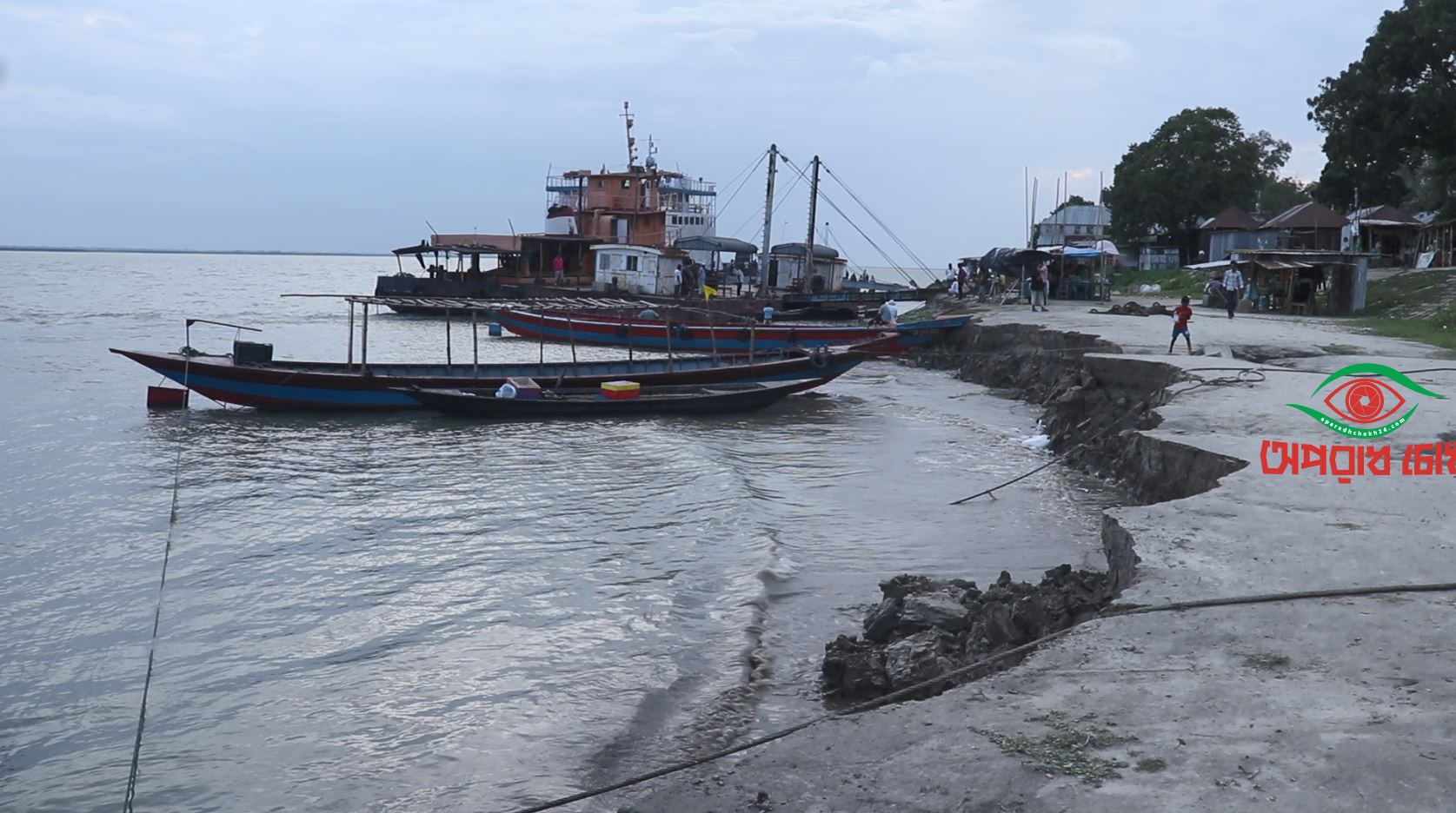 পাবনায় তীব্র নদী ভাঙনে বিলীনের ‍মুখে নাজিরগঞ্জের ফেরিঘাট! 