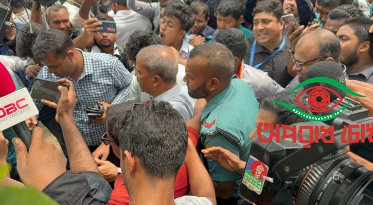 মাইলস্টোনে শিক্ষার্থীদের তোপের মুখে আইন উপদেষ্টা আসিফ নজরুল