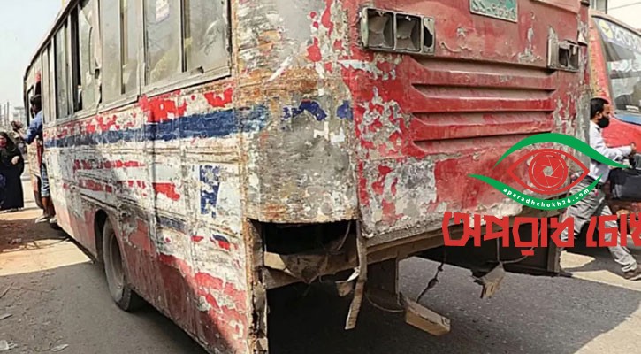 সড়কে চলন্ত মৃত্যুফাঁদ