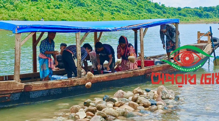 ফিরছে লুট হওয়া লাখ লাখ ঘনফুট পাথর