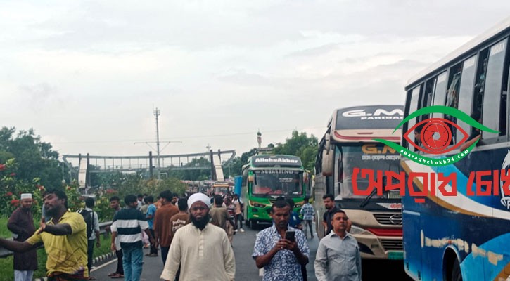  এক্সপ্রেসওয়েতে ৪ গাড়ির সংঘর্ষ
