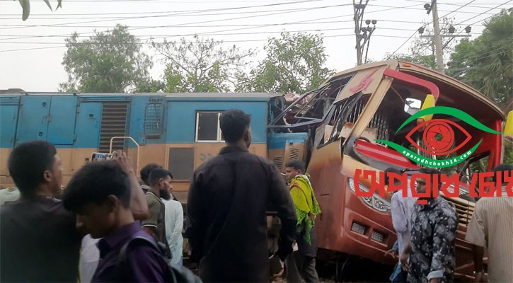 কুমিল্লায় বাসে ট্রেনের ধাক্কায় নিহত ১২