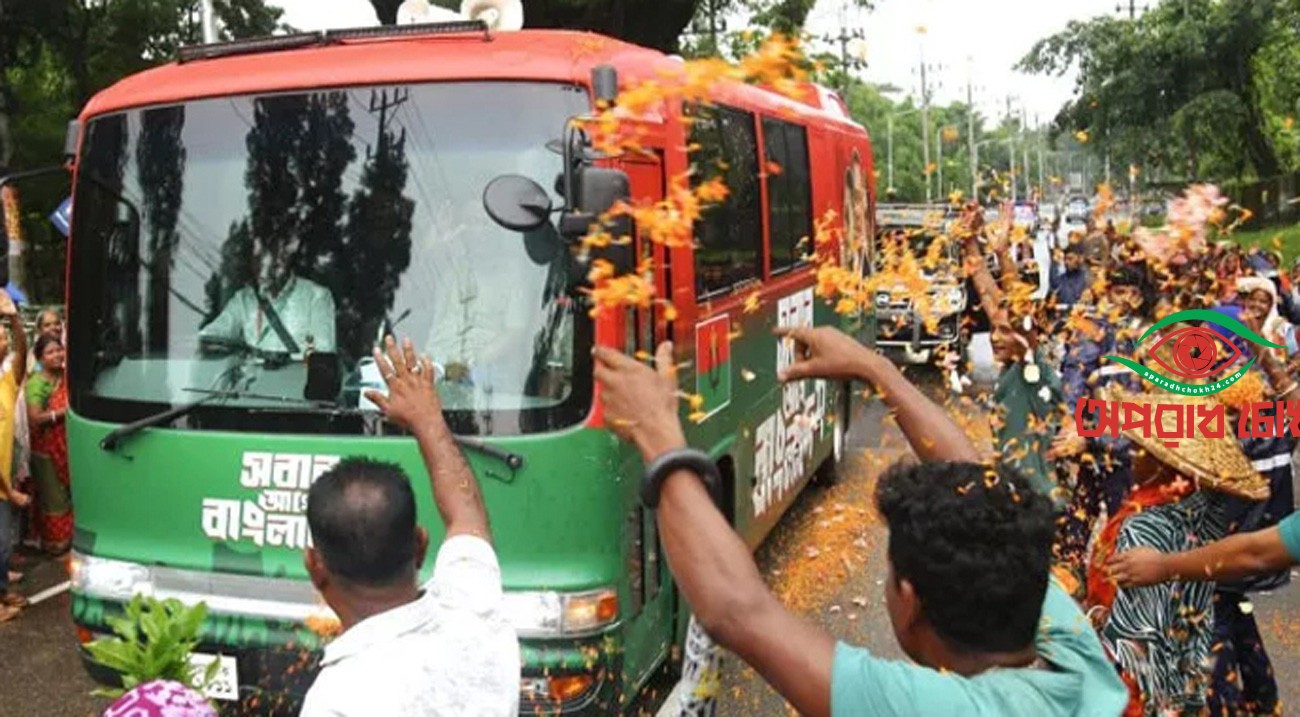  চা শ্রমিকদের ফুলবৃষ্টিতে সিক্ত প্রধানমন্ত্রী