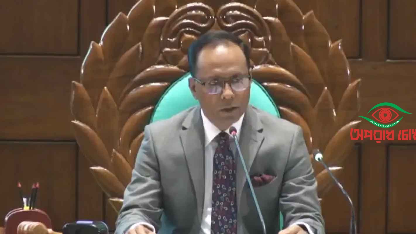 শোবার ঘরের ছাদ চুইয়ে পানি পড়ে