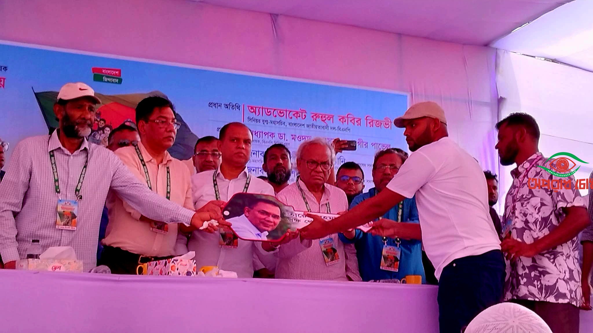  শহীদ ও আহতদের চিকিৎসা সহায়তা ও অটোরিক্সা প্রদান