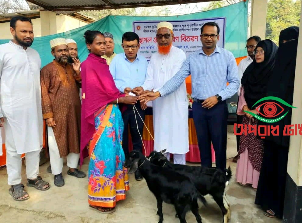 পত্নীতলায় আদিবাসিদের মাঝে ছাগল বিতরণ 
