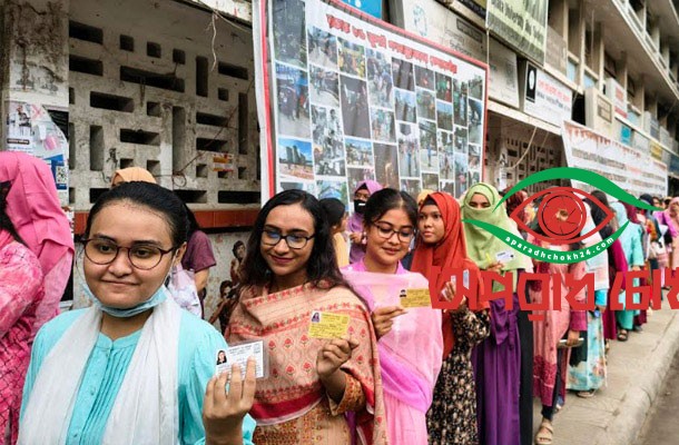 টিএসসিতে নারী শিক্ষার্থীদের ভিড়