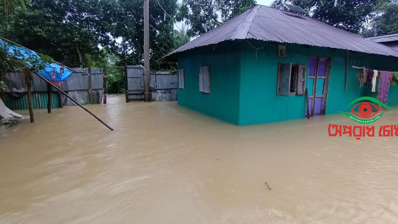 ফেনীতে বাঁধ ভেঙে প্লাবিত হচ্ছে নতুন এলাকা, সড়ক যোগাযোগ ব্যাহত