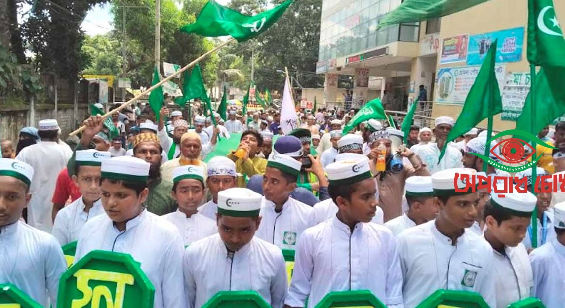 প্রধান শিক্ষককে  কাঁধে করে  পৌঁছে দিলেন প্রাক্তন শিক্ষার্থীরা